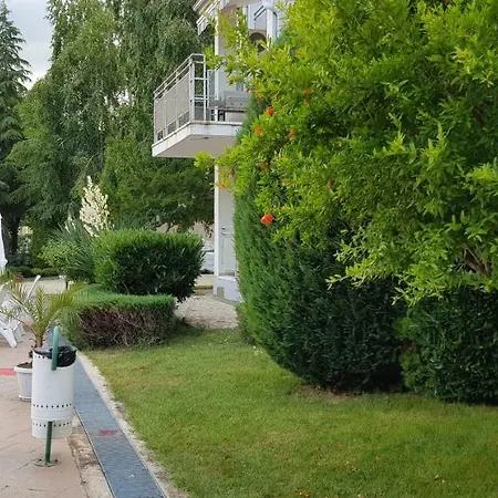 Апартамент Elit 2 Self-catered One Bedroom